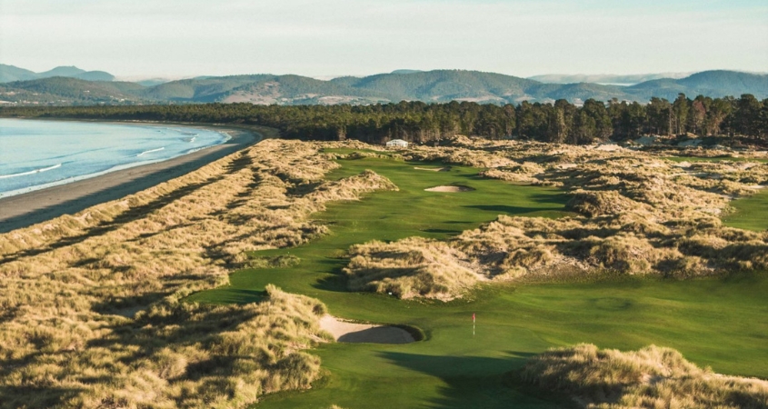 Coastal golf course in Tasmania with dune fairways and ocean views, for a Tasmania golf holiday